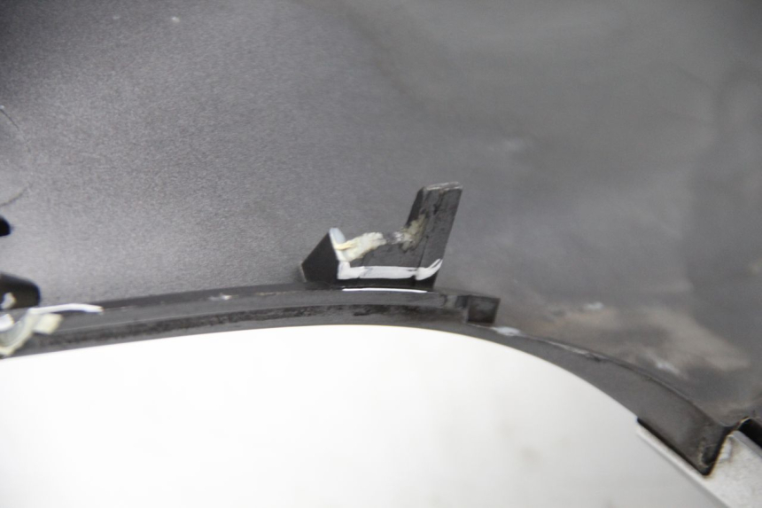 photo de LINKES HINTERES SEITENTEIL PIAGGIO XEVO - X EVO 125 (2007 - 2017) - Details der Befestigungspunkte