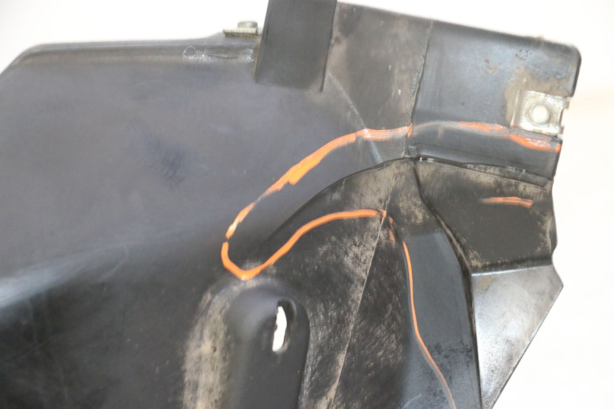 photo de FRONTVERKLEIDUNG RECHTS QUADRO 4 4D 350 (2015 - 2018) - Details der Befestigungspunkte