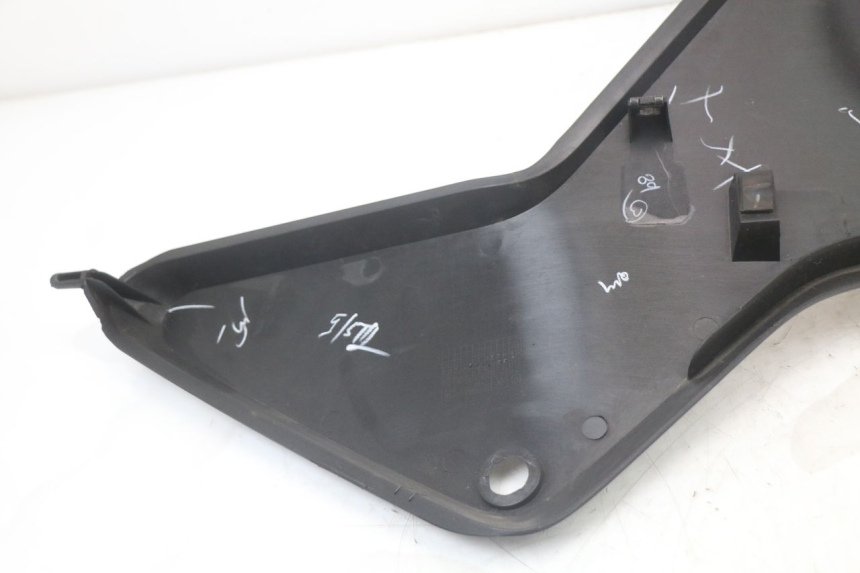 photo de FRONTVERKLEIDUNG LINKS HUSQVARNA SVARTPILEN 401 (2018 - 2023) - Details der Befestigungspunkte