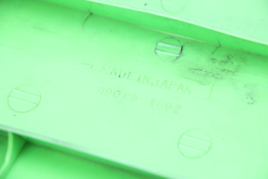 photo de FRONTVERKLEIDUNG LINKS KAWASAKI KDX 125 (1990 - 1991) - Detailansicht des Bauteils