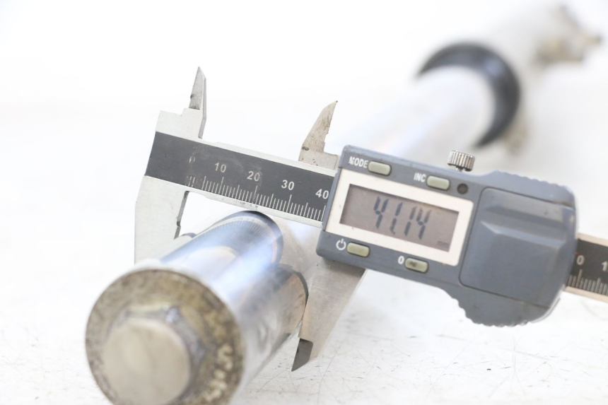 photo de RECHTER GABELSCHUTZROHR YAMAHA FJ 3CX 1200 (1986 - 1996) - Zoom auf Gebrauchszustand