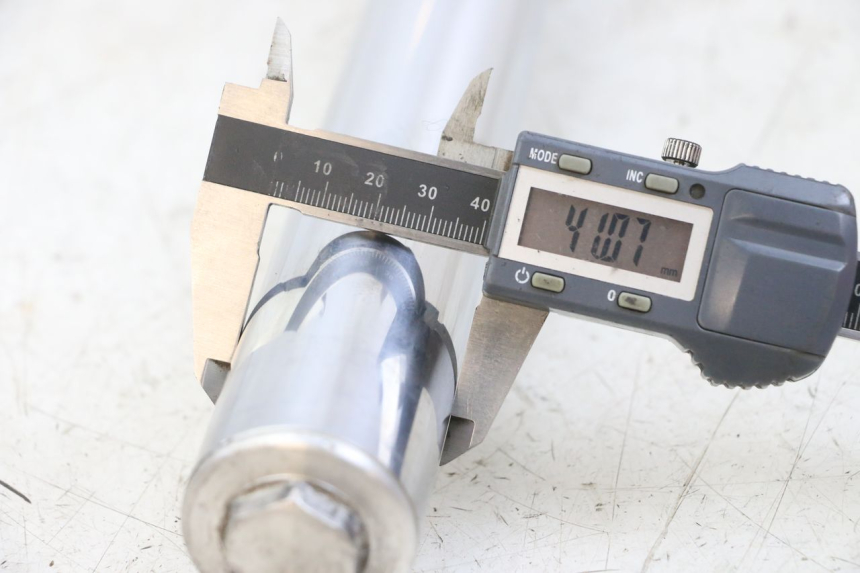 photo de RECHTES GABELROHR SUZUKI SV N 650 (1999 - 2002) - Detailansicht des Bauteils