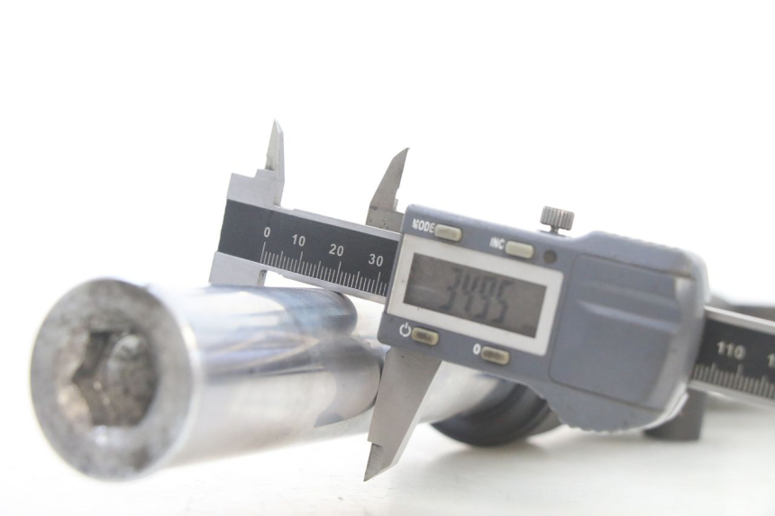 photo de STANDROHR RECHT YAMAHA X-MAX XMAX 125 (2010 - 2013) - Details der Befestigungspunkte