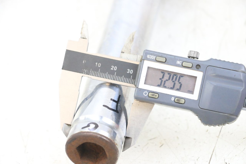 photo de LINKE GABELTAUCHROHR KYMCO DINK 4T 50 (2007 - 2018) - Zoom auf Gebrauchszustand