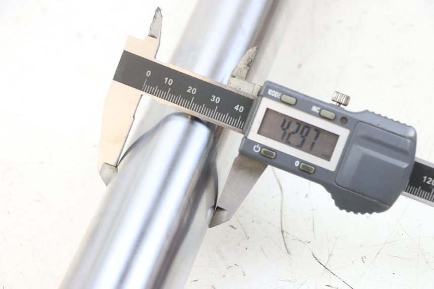 photo de STANDROHR LINK YAMAHA FZ6 N FAZER 600 (2004 - 2006) - Detailansicht des Bauteils