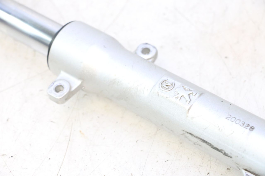 photo de STANDROHR LINK PEUGEOT KISBEE 4T 50 (2018 - 2022) - Details der Befestigungspunkte