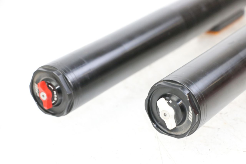 photo de STANDROHR HUSQVARNA SVARTPILEN 401 (2018 - 2023) - Details der Befestigungspunkte