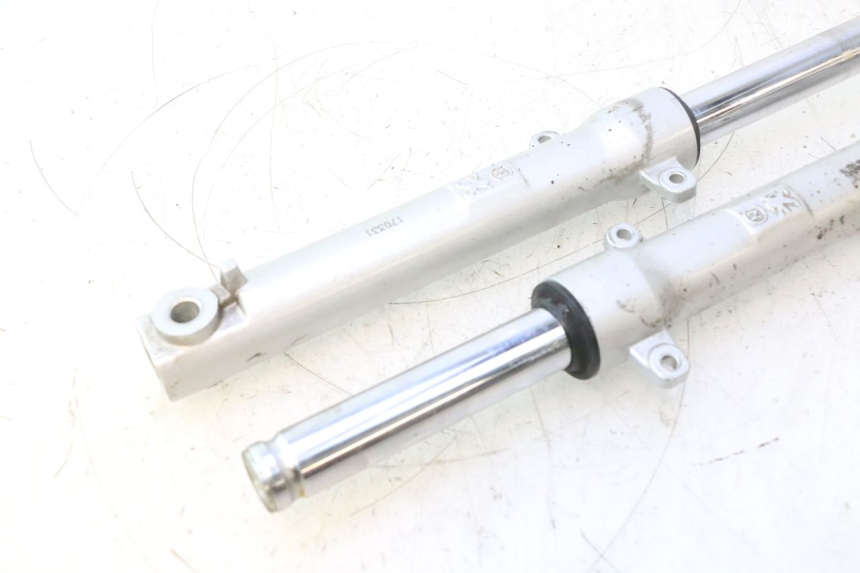 photo de STANDROHR PEUGEOT KISBEE 2T 50 (2010 - 2017) - Oberflächenzustand und Material