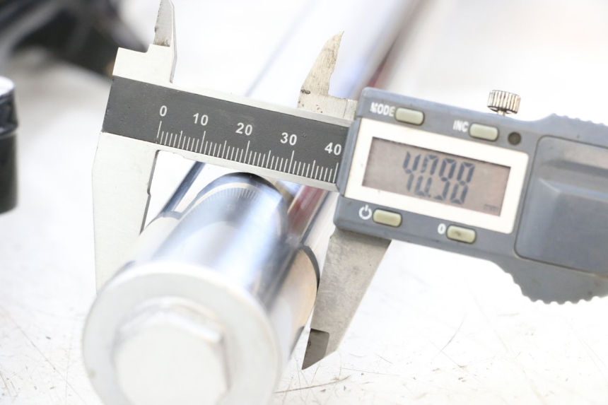 photo de STANDROHR ROYAL ENFIELD CONTINENTAL GT 650 (2019 - 2024) - Details der Befestigungspunkte