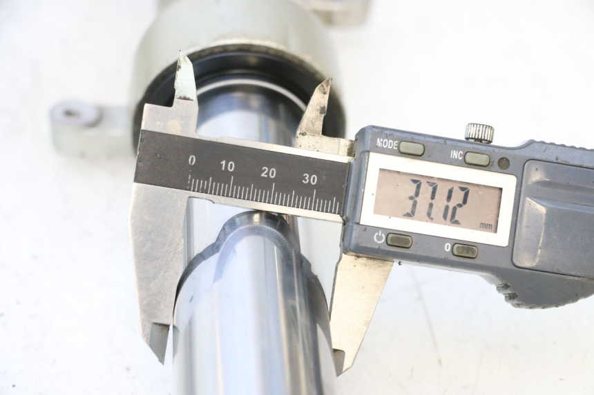 photo de STANDROHR PEUGEOT SATELIS 125 (2006 - 2009) - Detailansicht des Bauteils