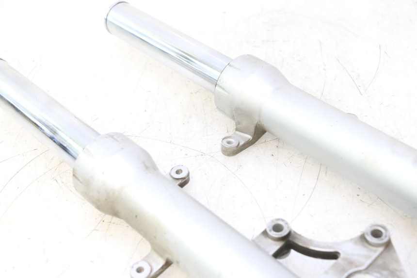 photo de STANDROHR PEUGEOT SATELIS 125 (2013 - 2018) - Details der Befestigungspunkte