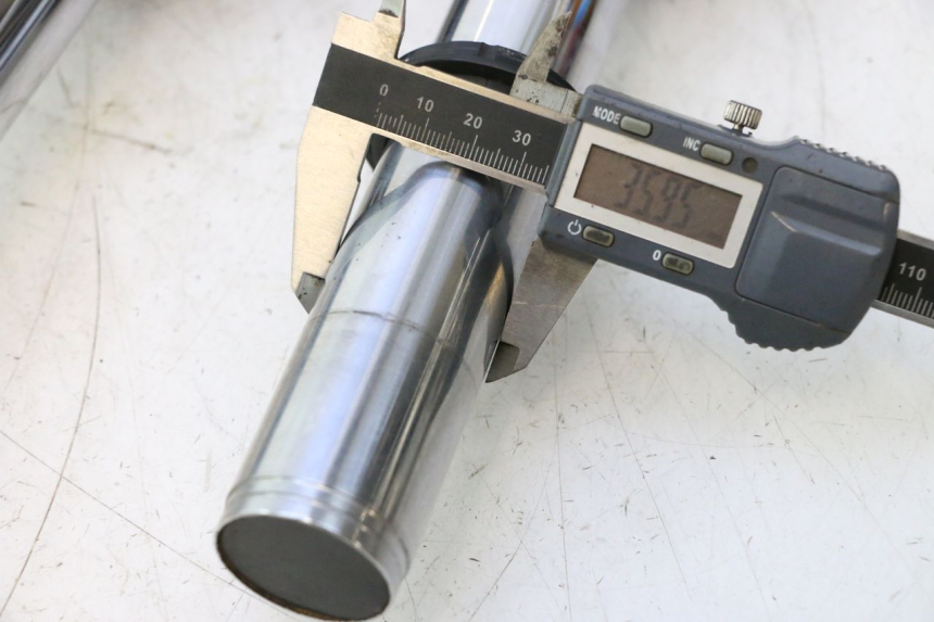 photo de GABELROHR YAMAHA XMAX X-MAX 125 (2006 - 2009) - Details der Befestigungspunkte