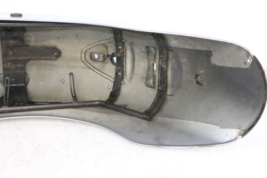 photo de HINTEN KOTFLÜGEL HYOSUNG GV AQUILA 125 (2000 - 2009) - Detailansicht des Bauteils