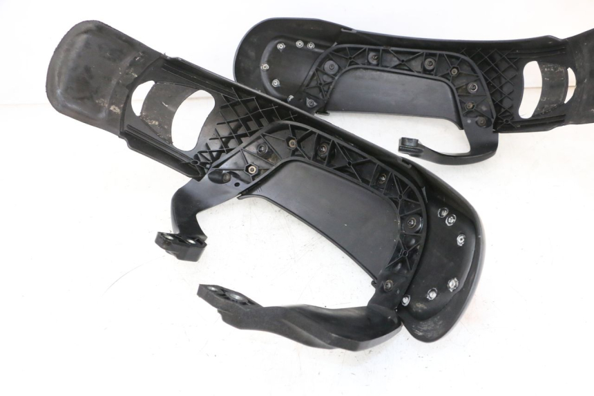 photo de KOTFLÜGEL VORNE PIAGGIO MP3 HPE 300 (2019 - 2026) - Details der Befestigungspunkte