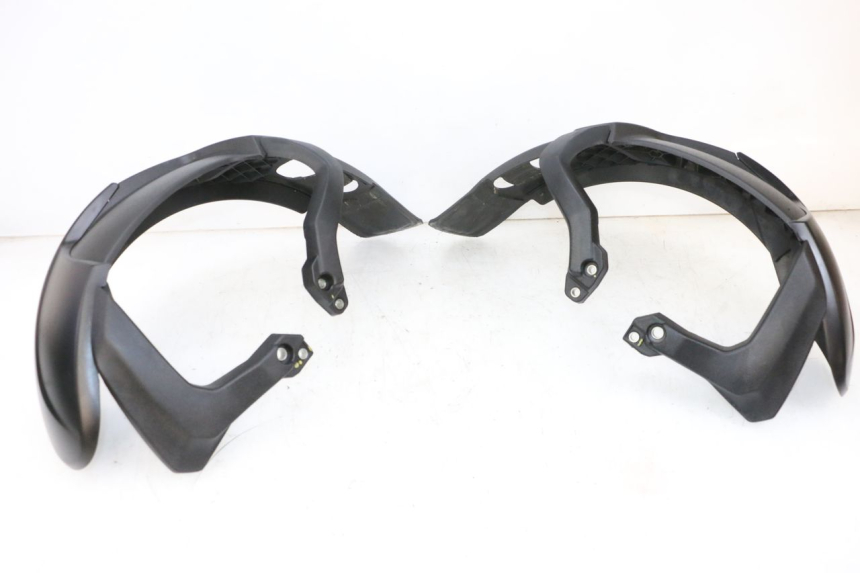 photo de KOTFLÜGEL VORNE PIAGGIO MP3 HPE 300 (2019 - 2026) - Oberflächenzustand und Material