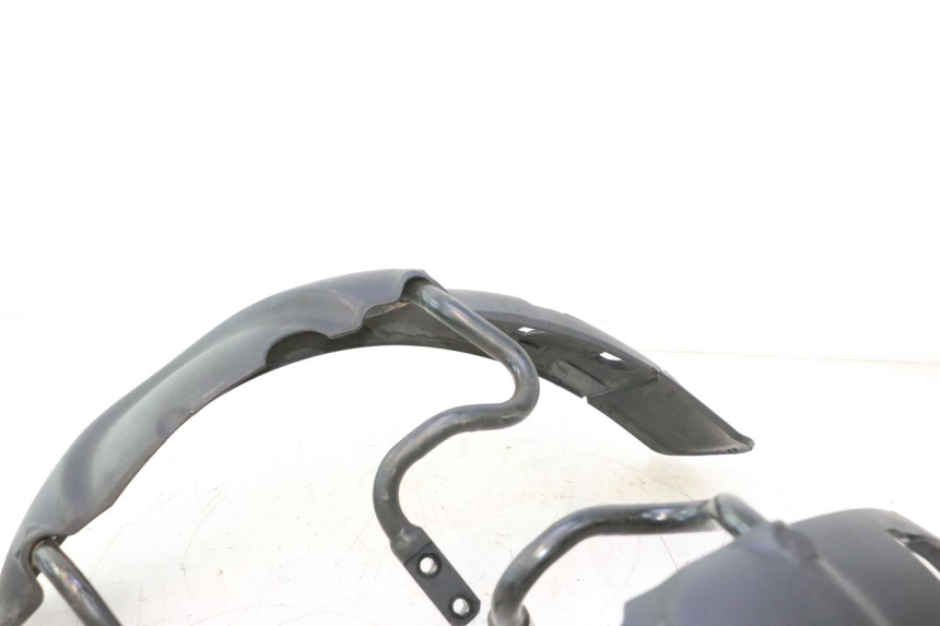 photo de KOTFLÜGEL VORNE PIAGGIO MP3 500 (2016 - 2018) - Details der Befestigungspunkte