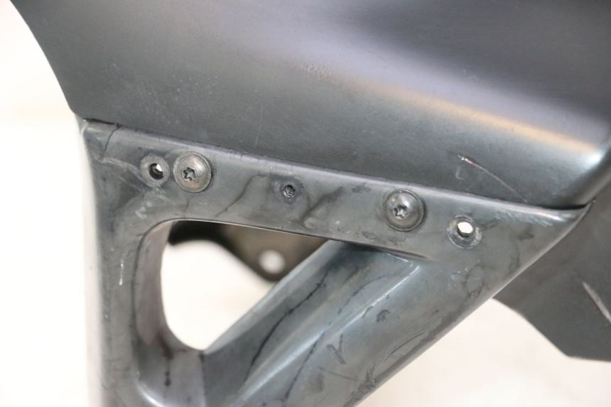 photo de KOTFLÜGEL VORNE PEUGEOT TREKKER TKR 50 (2005 - 2014) - Fokus auf die Struktur