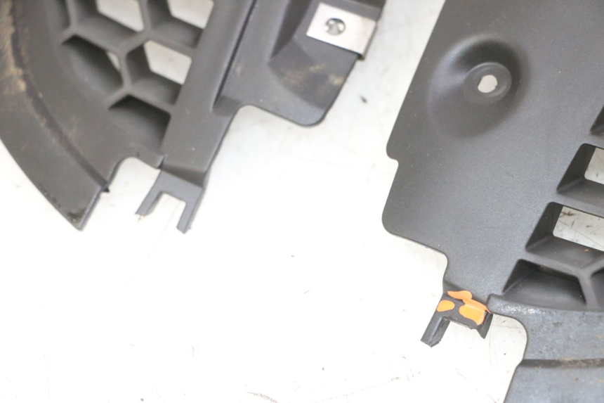 photo de KÃœHLER VERKLEIDUNG PIAGGIO IE MP3 YOURBAN 300 (2011 - 2016) - Details der Befestigungspunkte