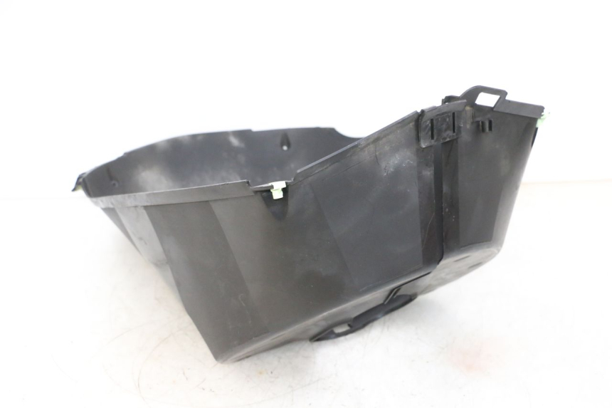 photo de KÃœHLER VERKLEIDUNG PEUGEOT SATELIS 125 (2013 - 2018) - Details der Befestigungspunkte