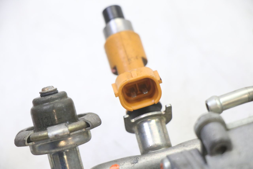 photo de EINSPRITZVENTILE YAMAHA FZ6 FAZER S2 600 (2007 - 2011) - Details der Befestigungspunkte