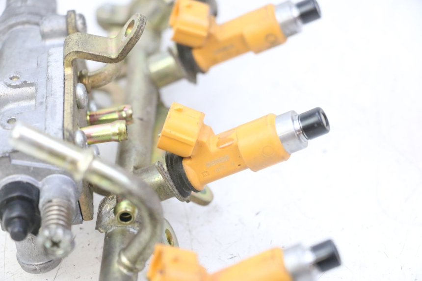 photo de EINSPRITZVENTILE YAMAHA FZ6 N FAZER 600 (2004 - 2006) - Technische Nahaufnahme