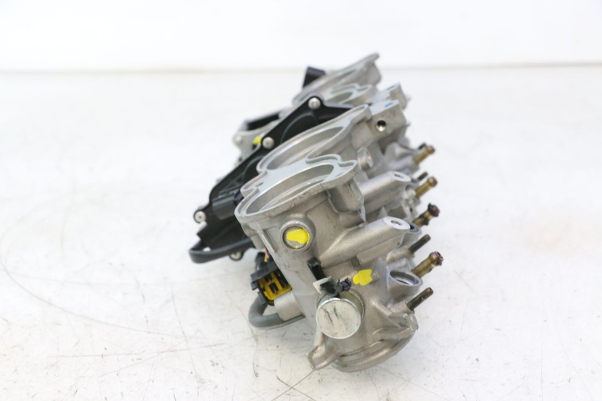 photo de EINSPRITZANLAGE YAMAHA FZ8 800 (2010 - 2016) - Alternative Perspektive