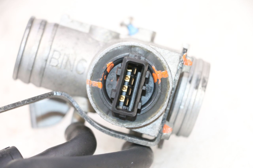 photo de EINSPRITZANLAGE PEUGEOT SATELIS COMPRESSOR K15 125 (2006 - 2009) - Details der Befestigungspunkte