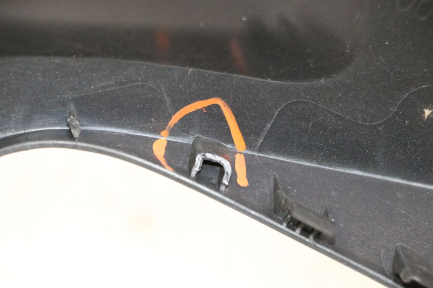 photo de KANZEL INNENVERKLEIDUNG RECHTS YAMAHA XMAX X-MAX 125 (2021 - 2025) - Details der Befestigungspunkte