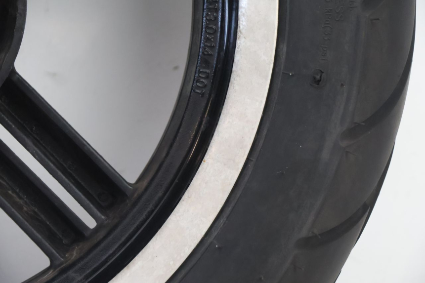 photo de HINTERRADFELGE UND REIFEN KYMCO AGILITY CITY 16P 125 (2015 - 2024) - Fokus auf die Struktur