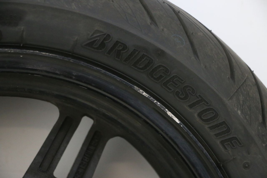 photo de HINTERRAD UND REIFEN SUZUKI BURGMAN 650 (2013 - 2020) - Detaillierte Sichtprüfung