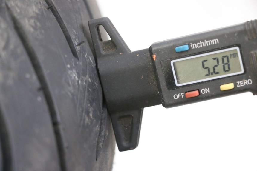 photo de HINTERRAD UND REIFEN SUZUKI BURGMAN 650 (2013 - 2020) - Zoom auf Gebrauchszustand