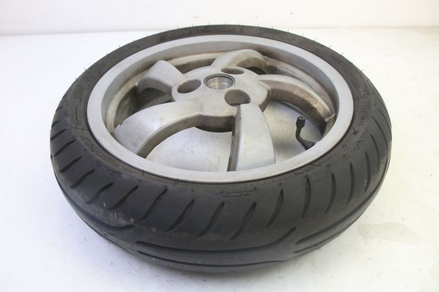 photo de HINTERRADFELGE UND REIFEN PEUGEOT CITYSTAR 50 (2013 - 2017) - Hochauflösende Nahaufnahme