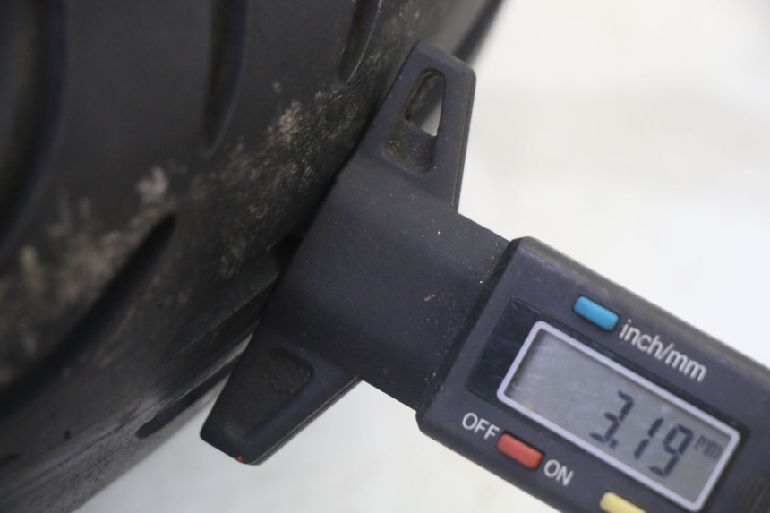 photo de HINTERRADFELGE UND REIFEN PEUGEOT CITYSTAR 50 (2013 - 2017) - Zoom auf Gebrauchszustand