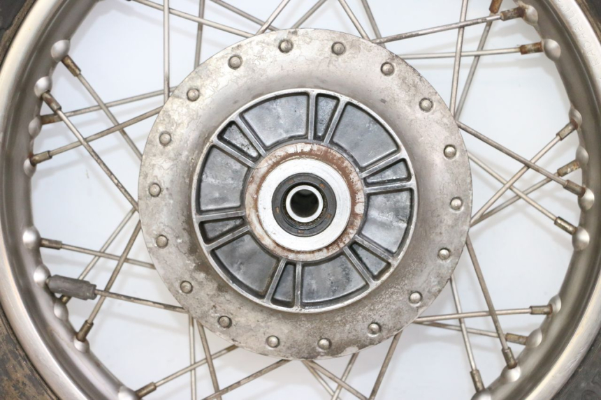 photo de HINTERRADFELGE UND REIFEN APRILIA CLASSIC 125 (1995 - 2001) - Hochauflösende Nahaufnahme