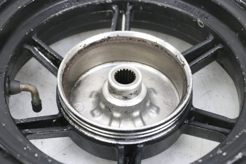 photo de HINTERRADFELGE UND REIFEN LONGJIA DIGITA 4T 50 (2019 - 2022) - Details der Befestigungspunkte