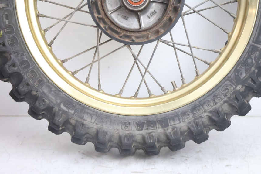 photo de HINTERRADFELGE UND REIFEN SUZUKI DR S 600 (1985 - 1989) - Hochauflösende Nahaufnahme