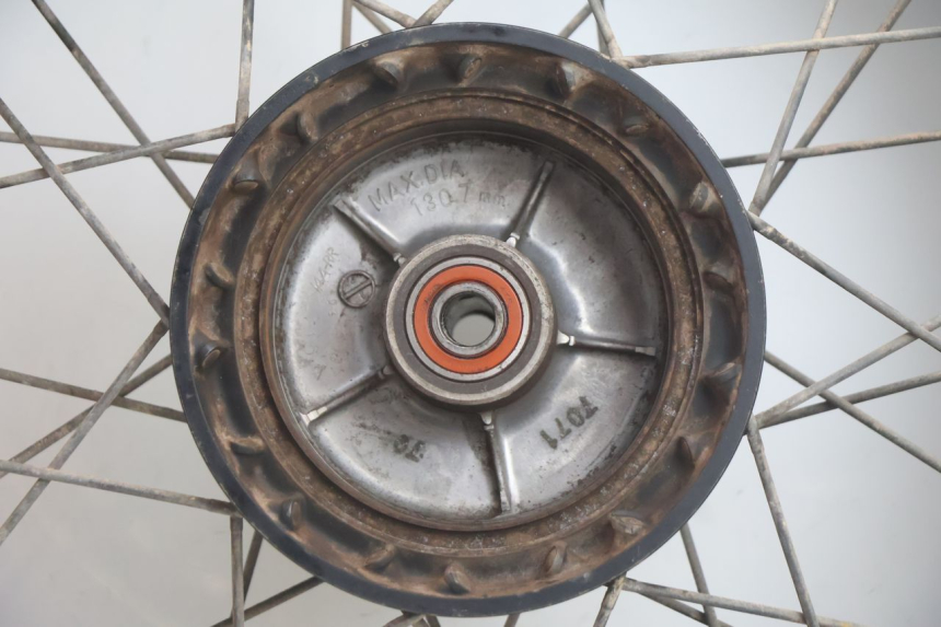 photo de HINTERRADFELGE UND REIFEN SUZUKI DR S 600 (1985 - 1989) - Technische Nahaufnahme