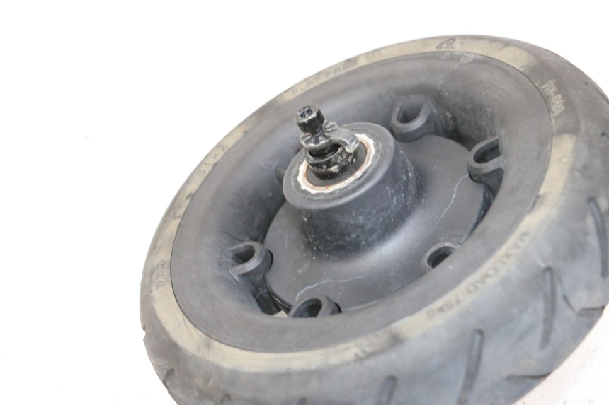 photo de HINTERRAD UND REIFEN SEGWAY NINEBOT E2 1 - Zoom auf Gebrauchszustand