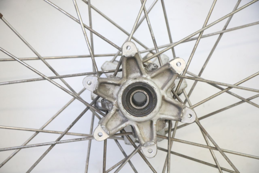 photo de HINTERRADFELGE UND REIFEN APRILIA ETX 125 (1998 - 2002) - Technische Nahaufnahme