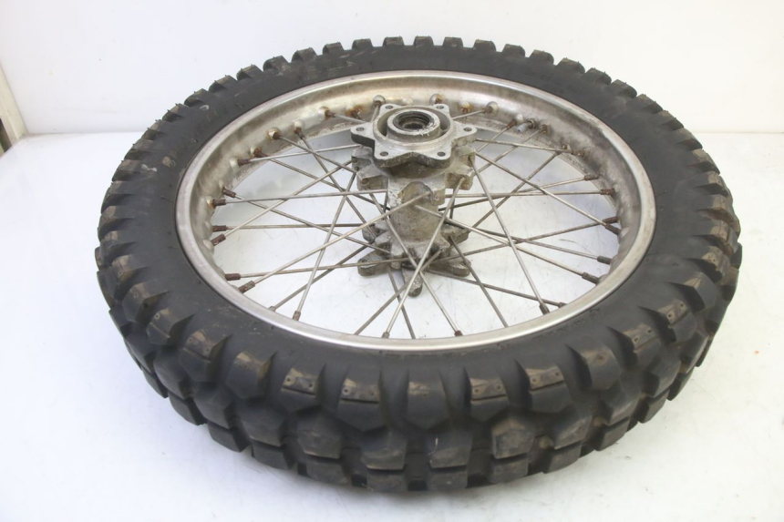 photo de HINTERRADFELGE UND REIFEN APRILIA ETX 125 (1998 - 2002) - Details der Befestigungspunkte