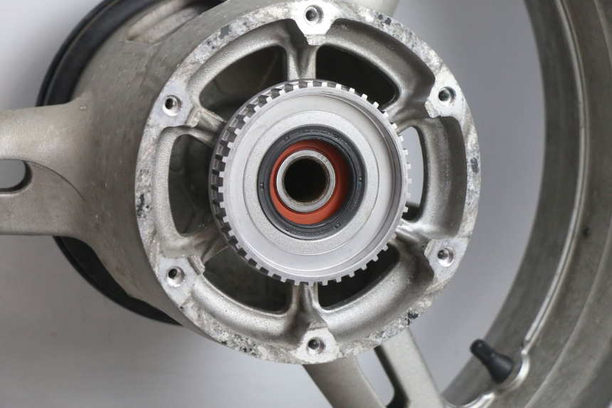 photo de HINTERRADFELGE UND REIFEN YAMAHA FJR 1300 (2001 - 2005) - Alternative Perspektive
