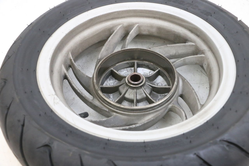 photo de HINTERRADFELGE UND REIFEN PIAGGIO FLY 4T 50 (2013 - 2017) - Zoom auf Gebrauchszustand