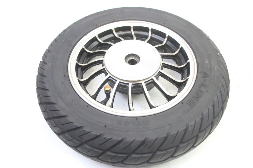 photo de HINTERRAD UND REIFEN VENESI FLY RETRO 4T 50 (2020 - 2025) - Detailansicht des Bauteils