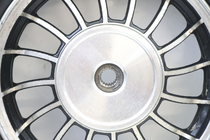 photo de HINTERRAD UND REIFEN VENESI FLY RETRO 4T 50 (2020 - 2025) - Technische Nahaufnahme