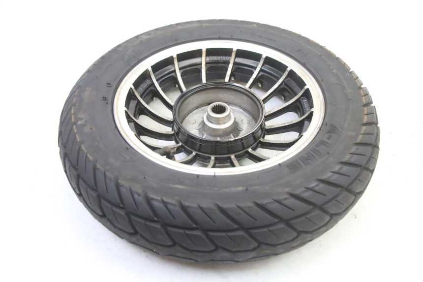 photo de HINTERRAD UND REIFEN VENESI FLY RETRO 4T 50 (2020 - 2025) - Details der Befestigungspunkte