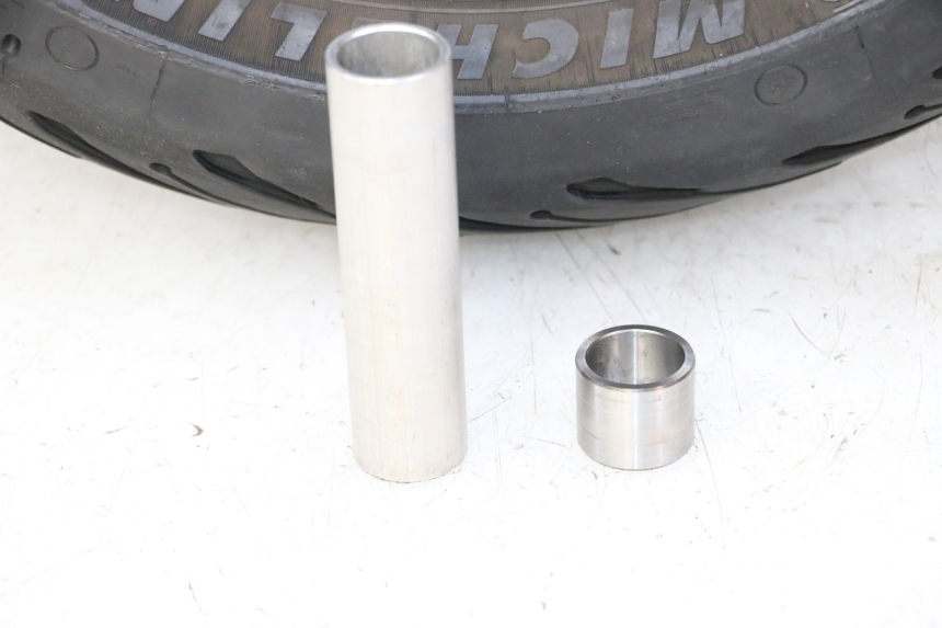 photo de HINTERRADFELGE UND REIFEN YAMAHA FZ6 FAZER S2 600 (2007 - 2011) - Details der Befestigungspunkte