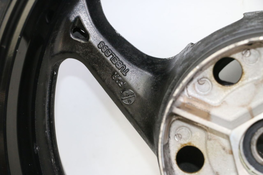 photo de HINTERRADFELGE UND REIFEN SUZUKI GSR 750 (2011 - 2017) - Hochauflösende Nahaufnahme