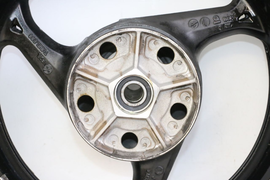 photo de HINTERRADFELGE UND REIFEN SUZUKI GSR 750 (2011 - 2017) - Alternativer Blickwinkel