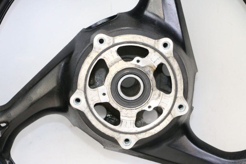 photo de HINTERRADFELGE UND REIFEN SUZUKI GSR 750 (2011 - 2017) - Detailansicht des Bauteils