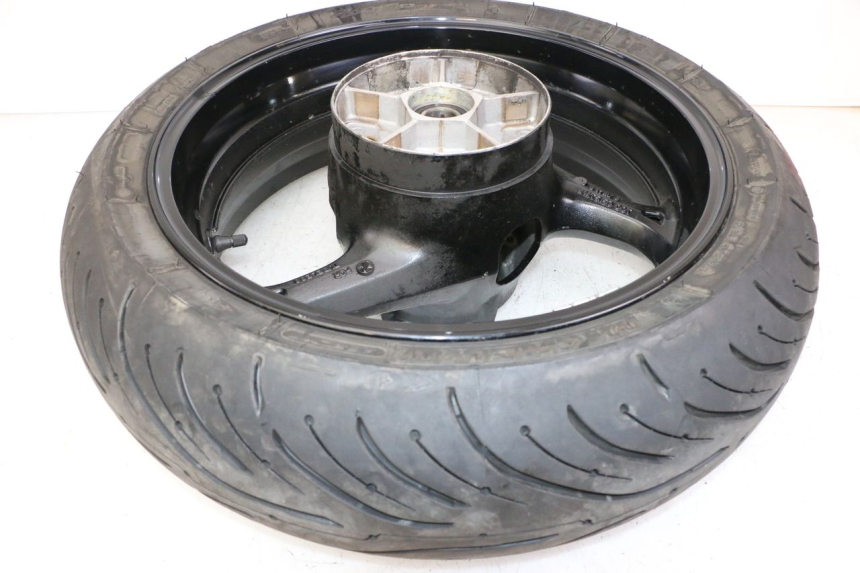 photo de HINTERRADFELGE UND REIFEN SUZUKI GSR 750 (2011 - 2017) - Details der Befestigungspunkte